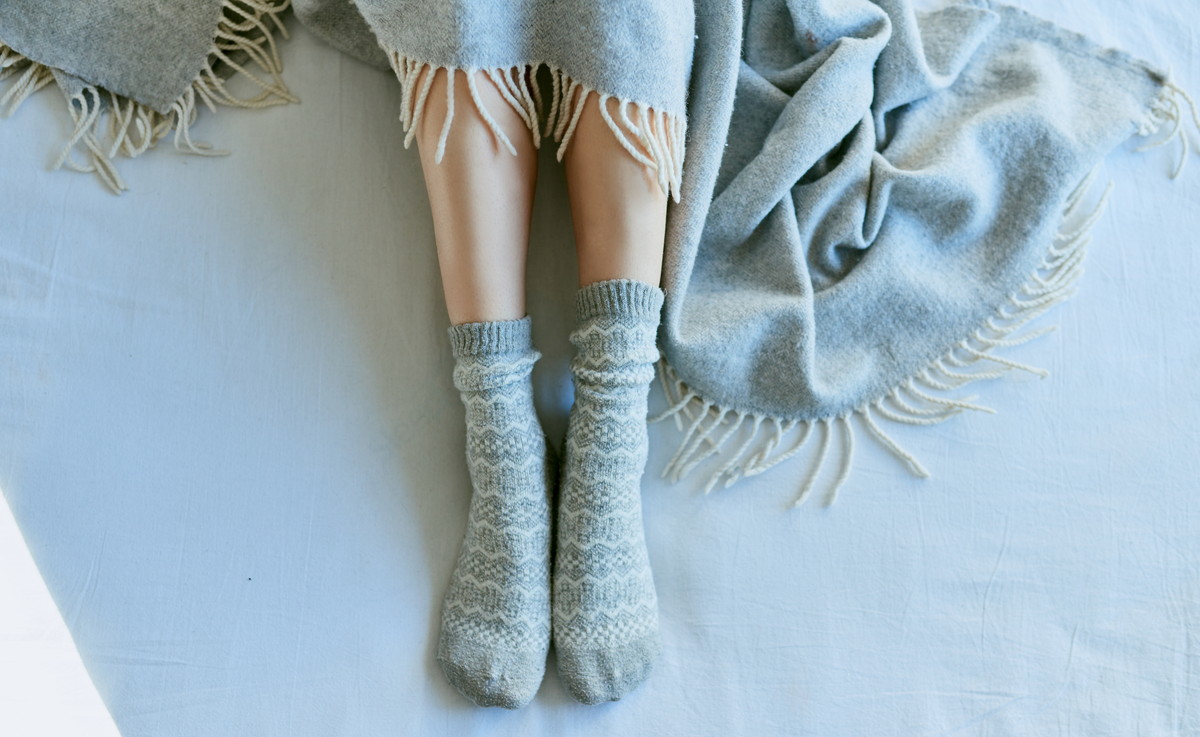 夜眠るときに靴下を履く際の注意点をご紹介。